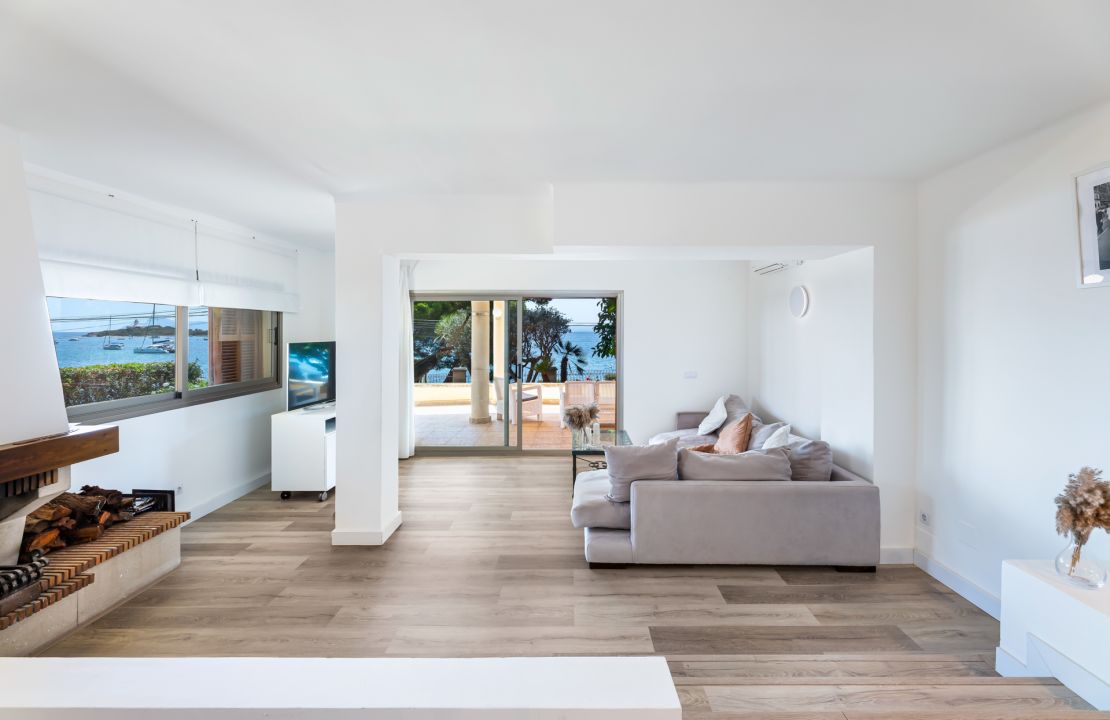 Front-line apartment in Alcanada Alcudia Mallorca for sale