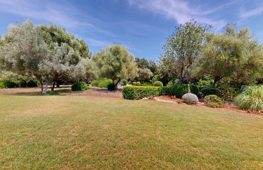 Traditional Elegance in the Countryside Near Pollensa with Holiday Rental License for 12 People for Sale