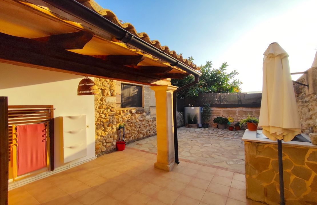 Beautifully refurbished house in Campanet for sale with terrace and parking space