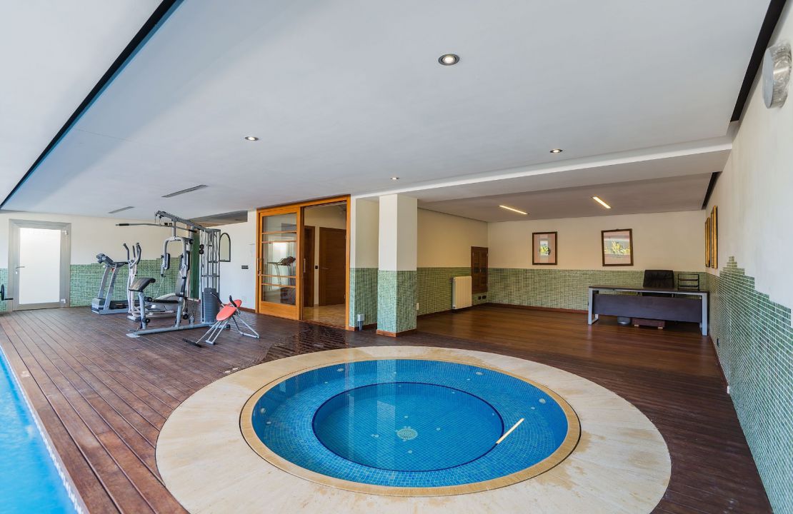 Luxus-Villa mit fantastischem Meerblick und Lizenz zur Ferienvermietung in Alcanada, Alcudia, Mallorca zu verkaufen