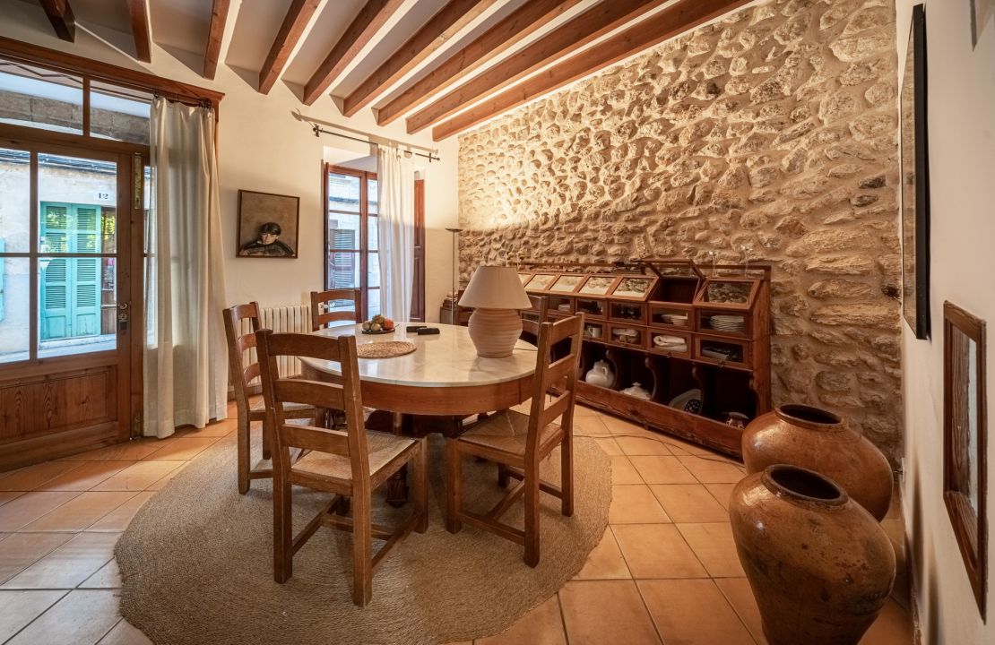 Manor house in Campanet, Mallorca with pool and garden with views