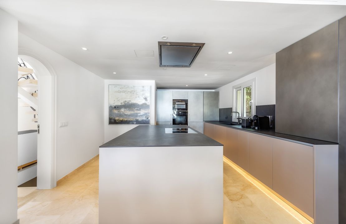 First line Villa for sale with holiday rental license in Playa de Alcudia
