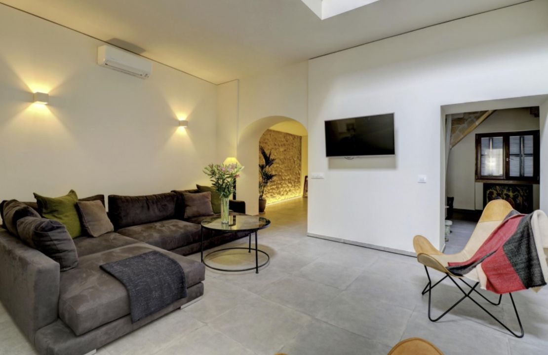 Casa de Pueblo Grande con Licencia de Alquiler y Piscina en Pollença Mallorca