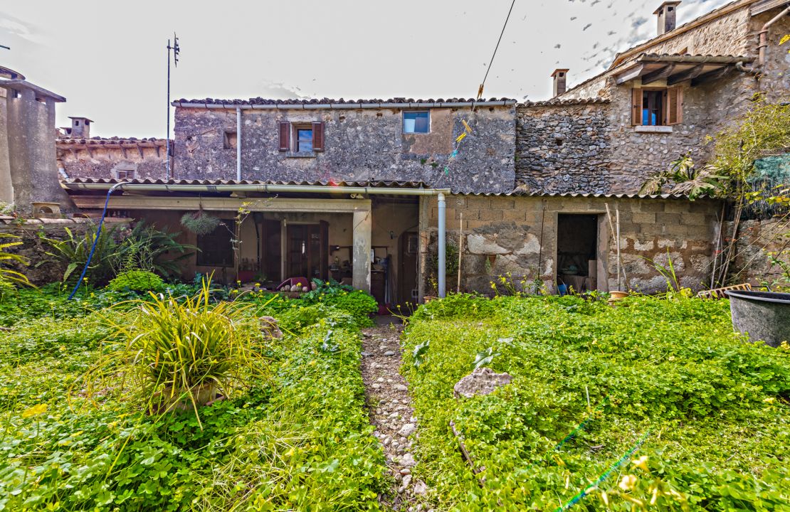 Traditional townhouse in Llubi Mallorca with a great garden and many possibilities