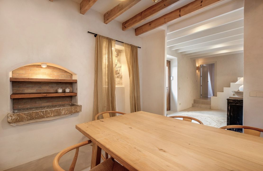 Beautifully restored townhouse with pool in Caimari