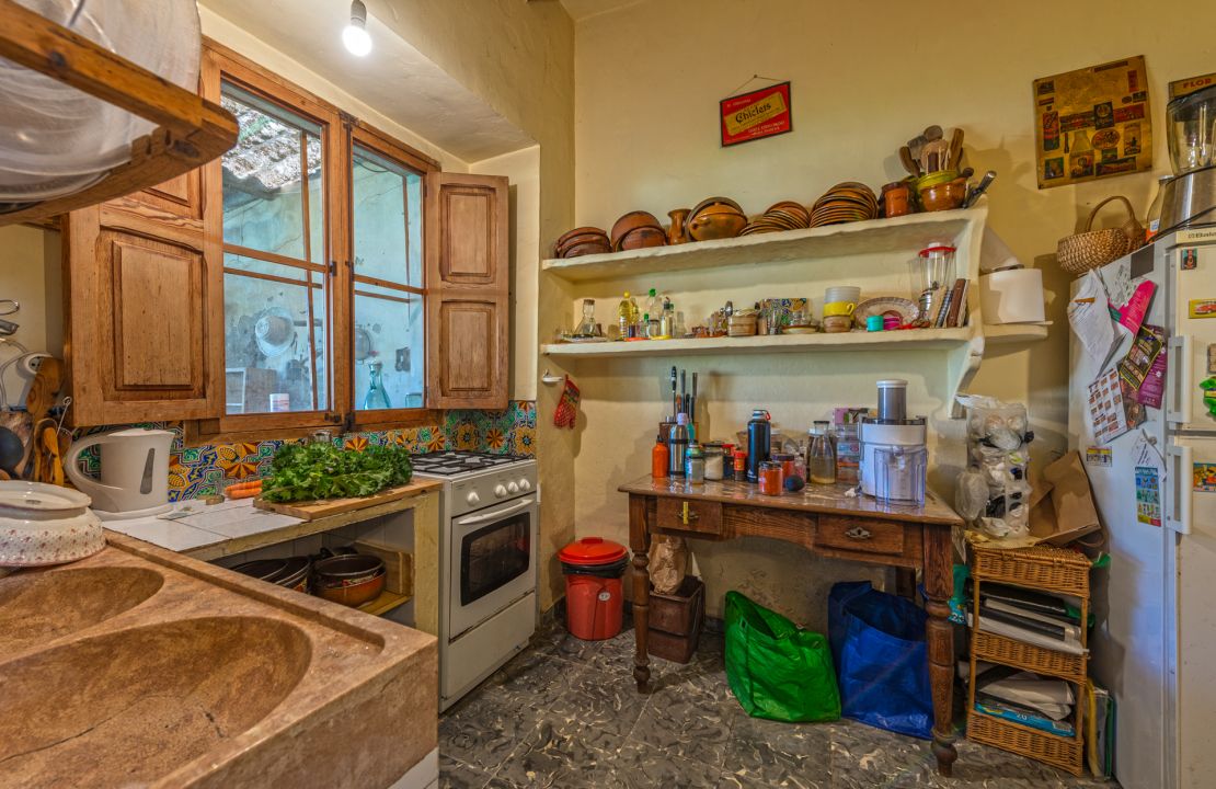 Traditional townhouse in Llubi Mallorca with a great garden and many possibilities