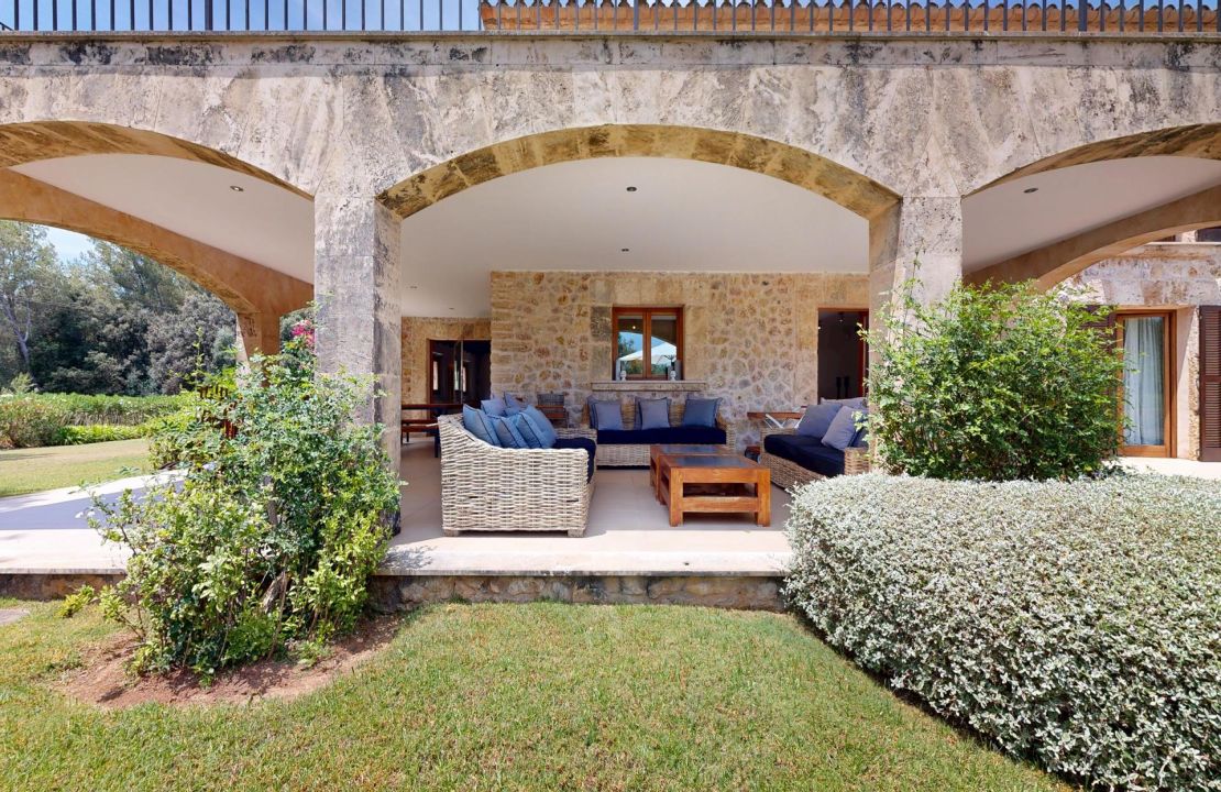 Traditional Elegance in the Countryside Near Pollensa with Holiday Rental License for 12 People for Sale