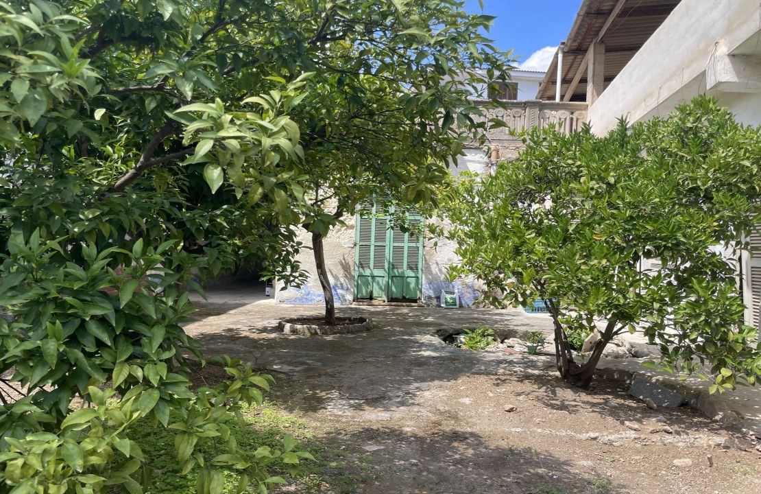 House for sale in Sa Pobla Mallorca with courtyard, terraces and garage