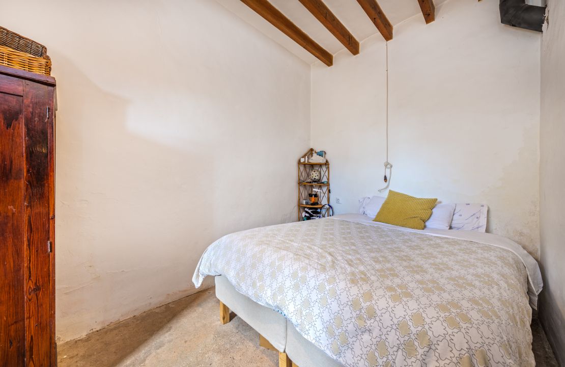 Traditional townhouse in Llubi Mallorca with a great garden and many possibilities