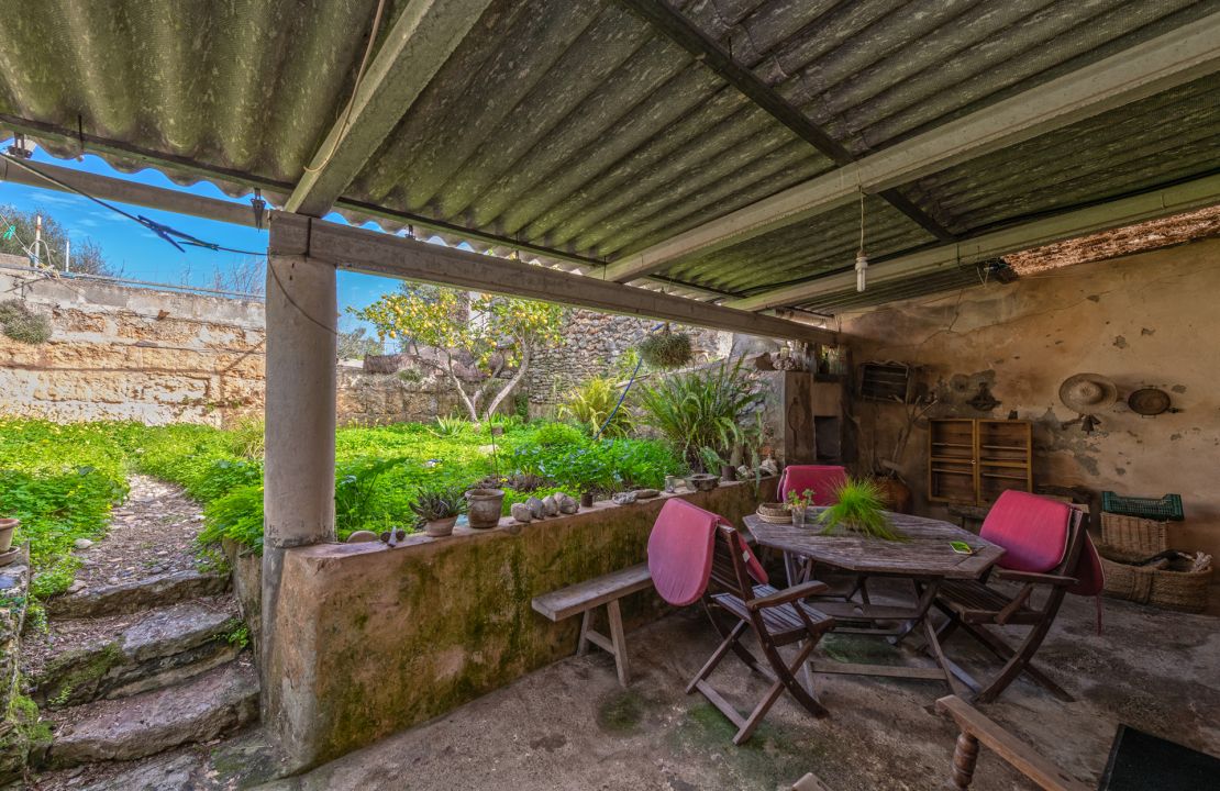 Traditional townhouse in Llubi Mallorca with a great garden and many possibilities