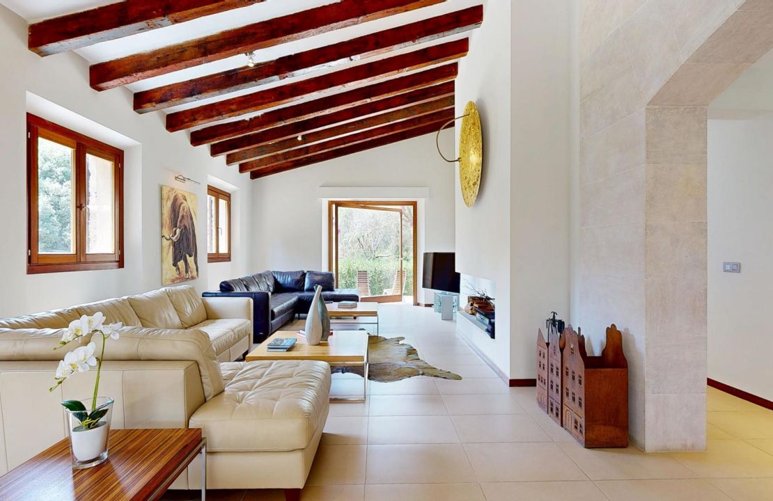 Traditional Elegance in the Countryside Near Pollensa with Holiday Rental License for 12 People for Sale