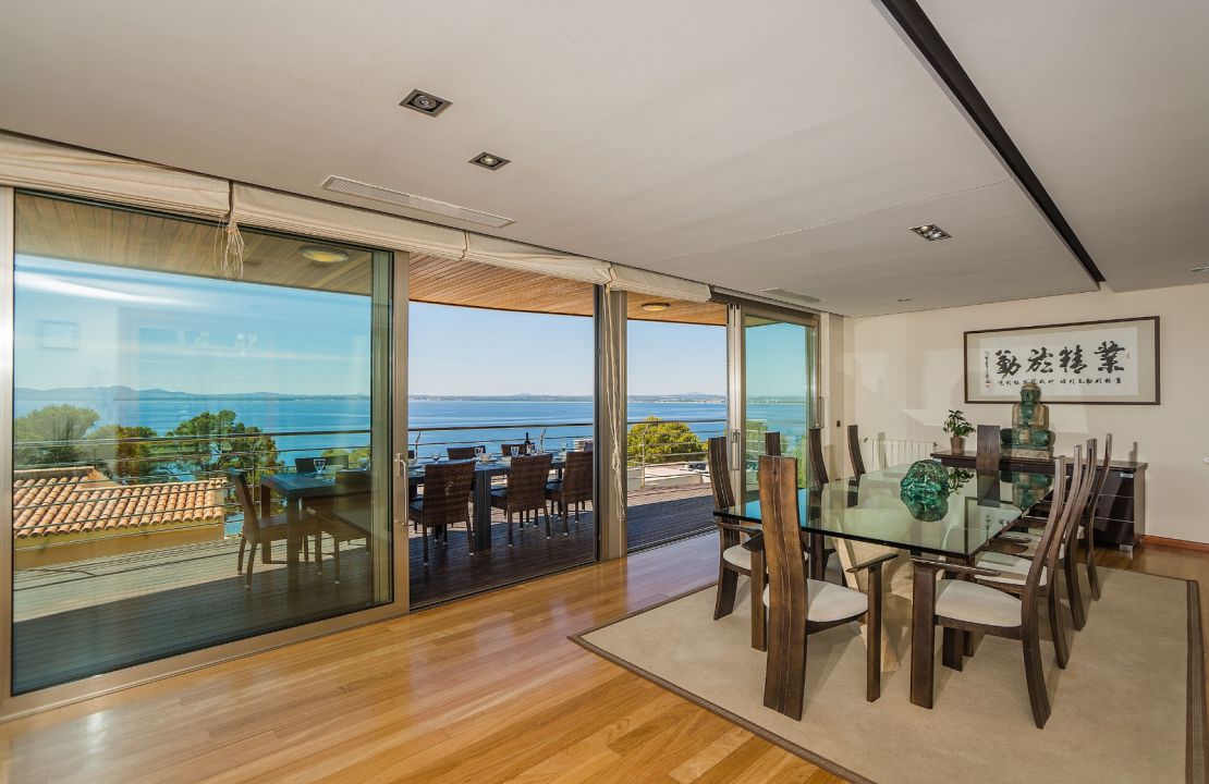 Luxus-Villa mit fantastischem Meerblick und Lizenz zur Ferienvermietung in Alcanada, Alcudia, Mallorca zu verkaufen