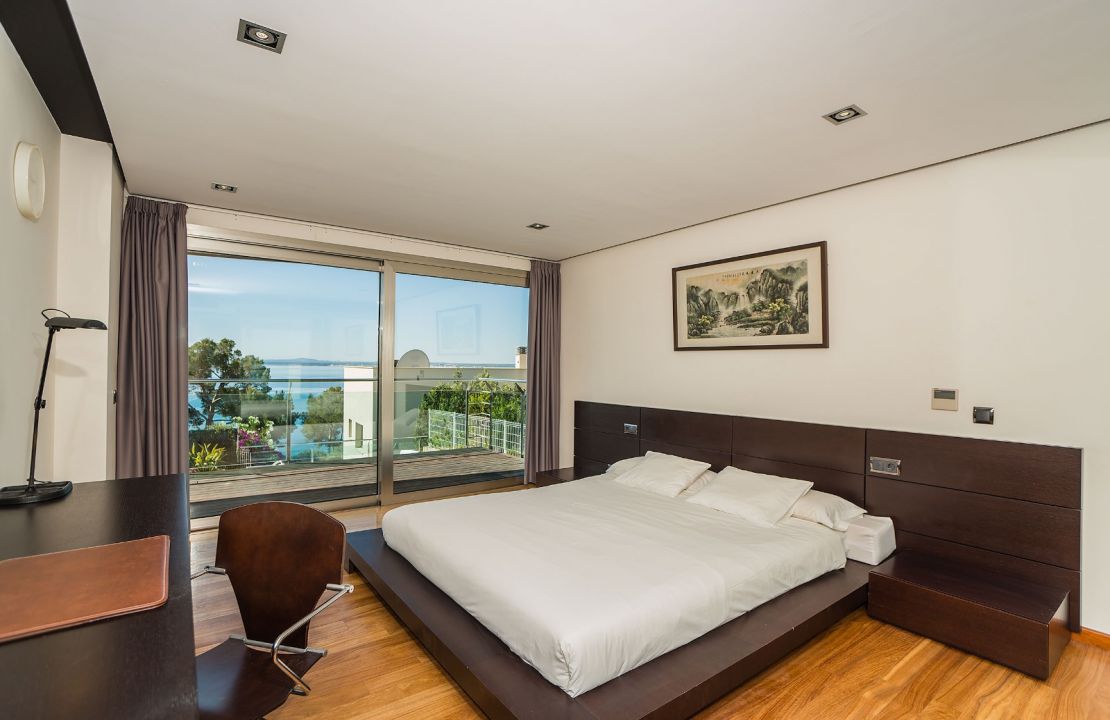 Luxus-Villa mit fantastischem Meerblick und Lizenz zur Ferienvermietung in Alcanada, Alcudia, Mallorca zu verkaufen