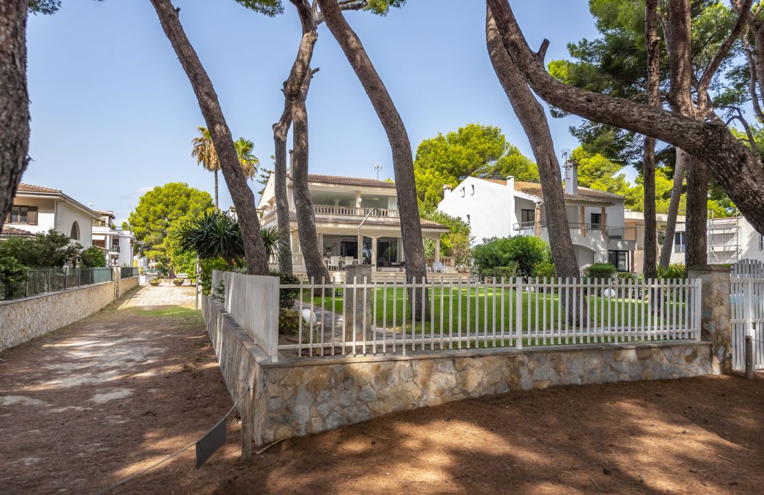 First line Villa for sale with holiday rental license in Playa de Alcudia