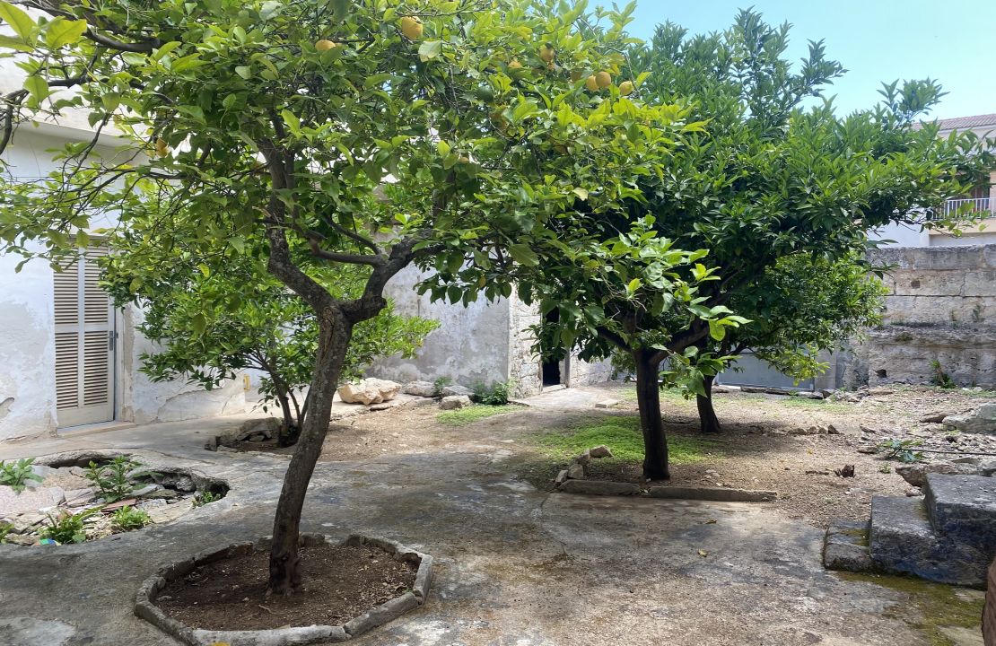 House for sale in Sa Pobla Mallorca with courtyard, terraces and garage