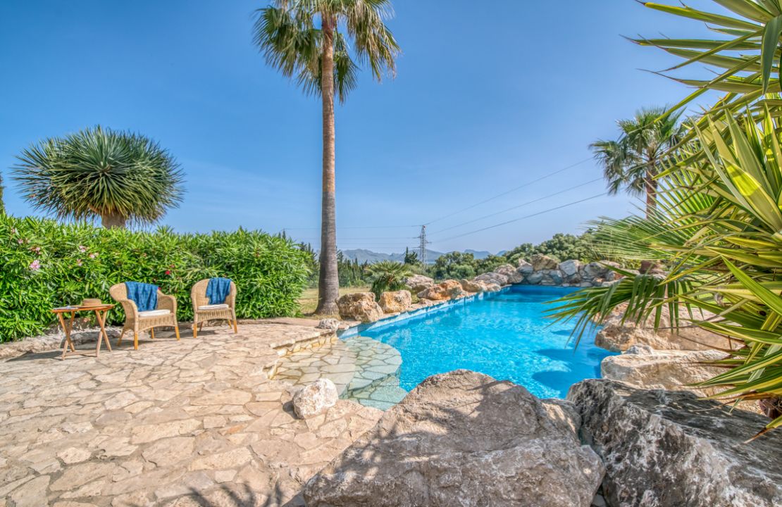 Finca in Mallorca Alcudia mit Lizenz zur Ferienvermietung, Pool und Tennisplatz zu verkaufen