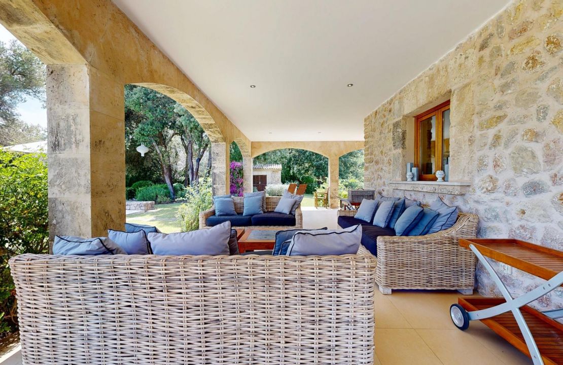 Traditional Elegance in the Countryside Near Pollensa with Holiday Rental License for 12 People for Sale