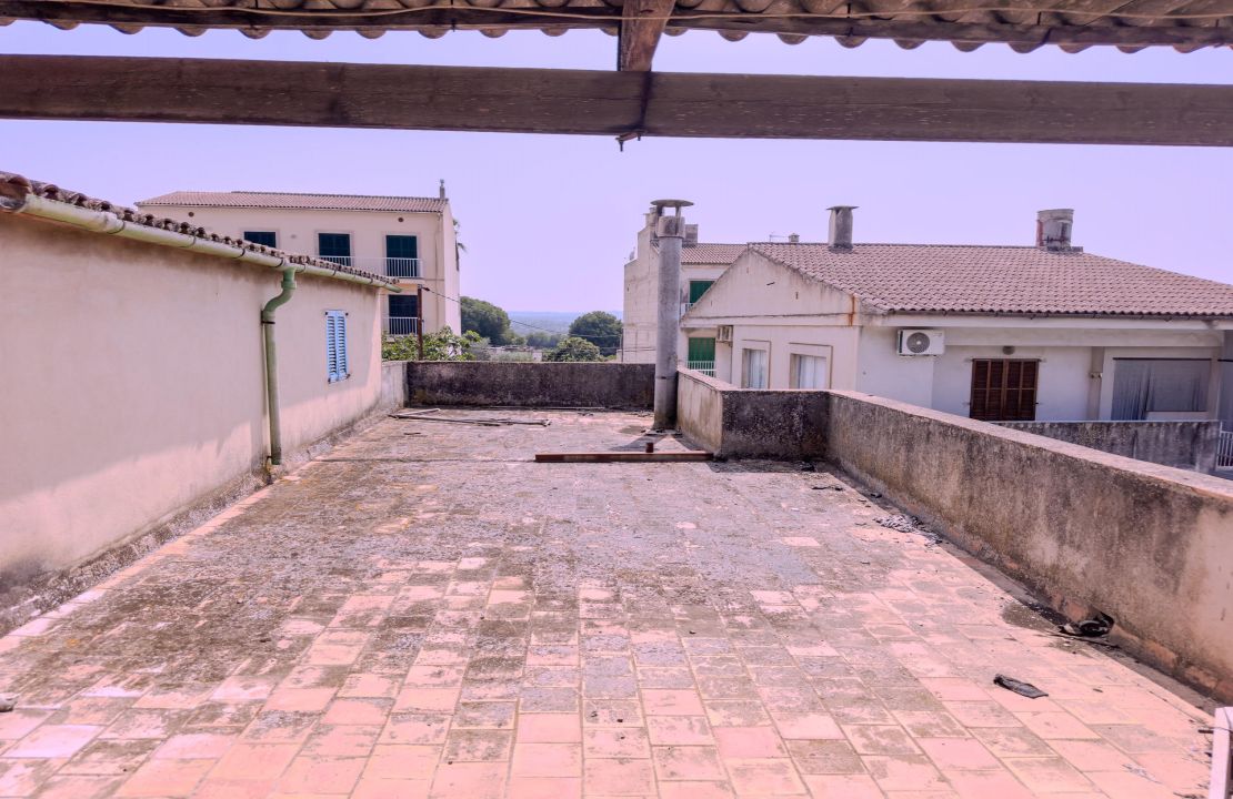 Stadthaus in Llubi zum Renovieren mit Garten und Aussicht zu verkaufen