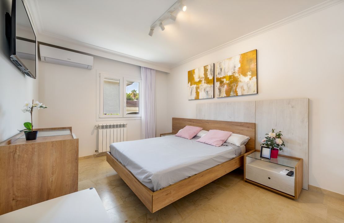 First line Villa for sale with holiday rental license in Playa de Alcudia