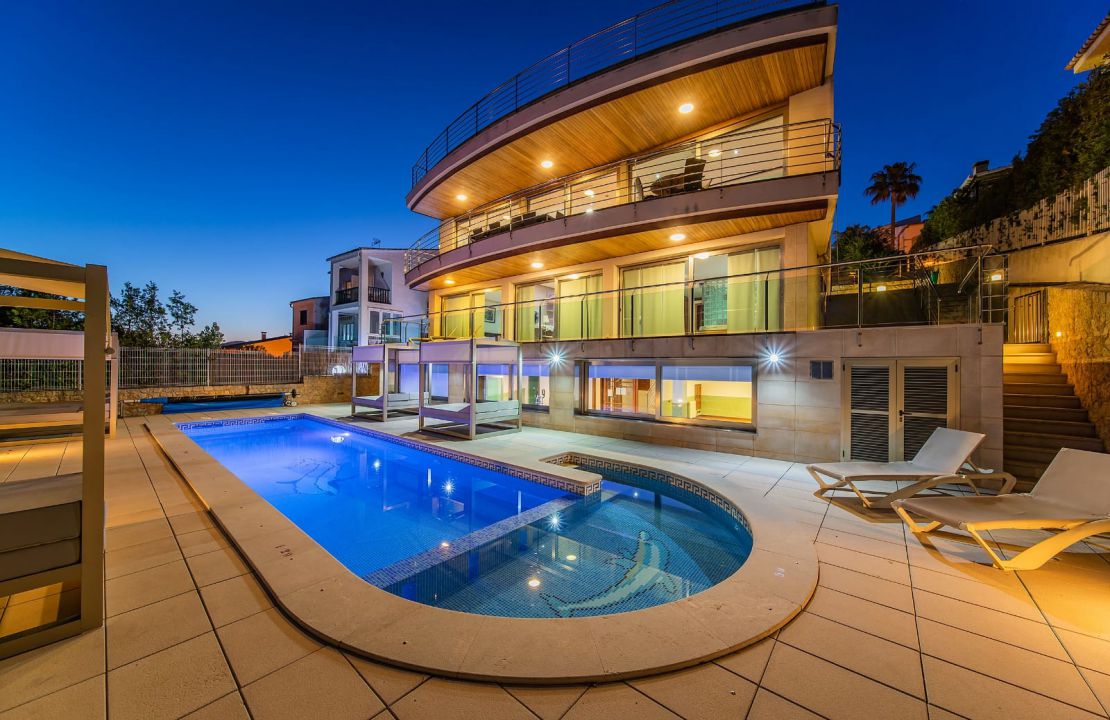 Luxus-Villa mit fantastischem Meerblick und Lizenz zur Ferienvermietung in Alcanada, Alcudia, Mallorca zu verkaufen