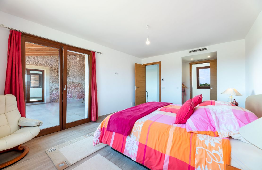 Country house in Pollensa Mallorca with pool and garage for sale