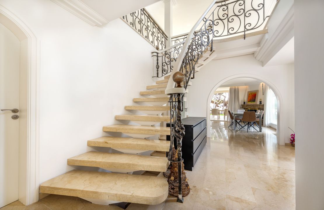 First line Villa for sale with holiday rental license in Playa de Alcudia