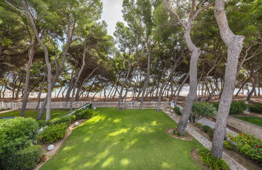 First line Villa for sale with holiday rental license in Playa de Alcudia