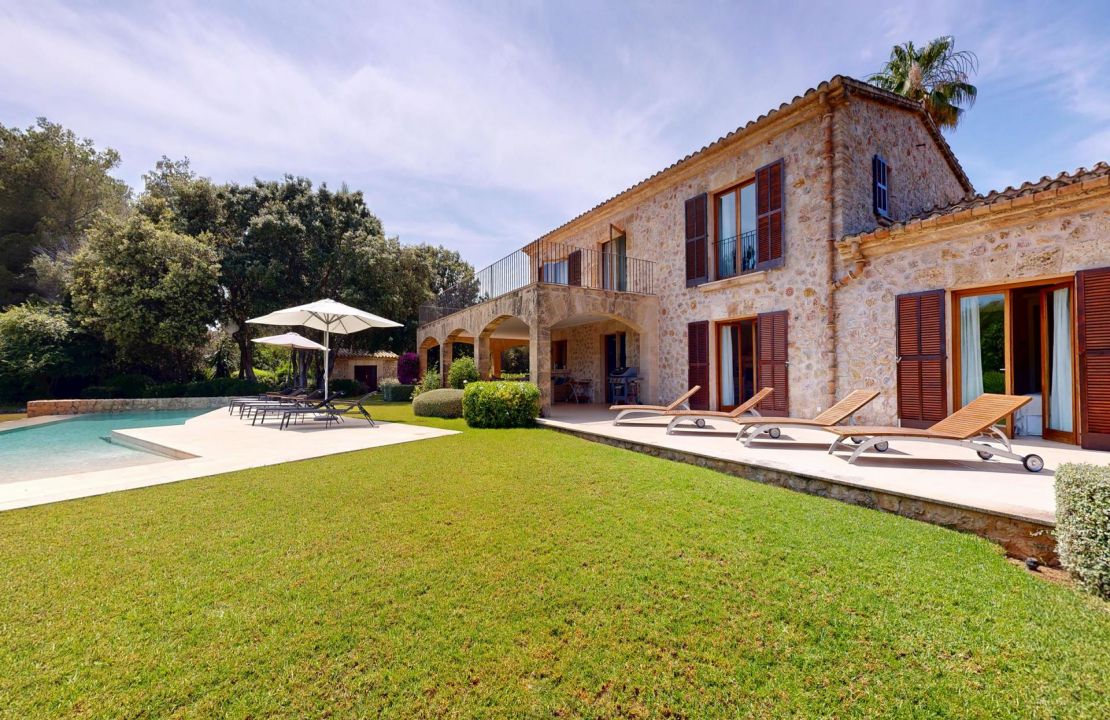Traditional Elegance in the Countryside Near Pollensa with Holiday Rental License for 12 People for Sale
