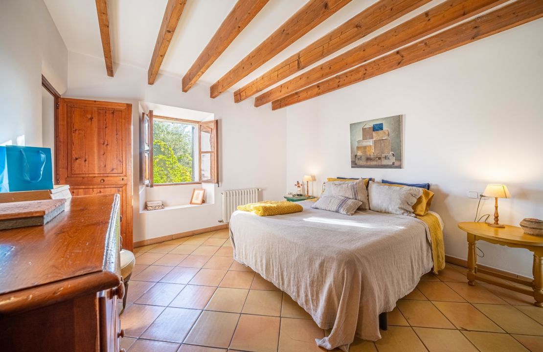 Manor house in Campanet, Mallorca with pool and garden with views