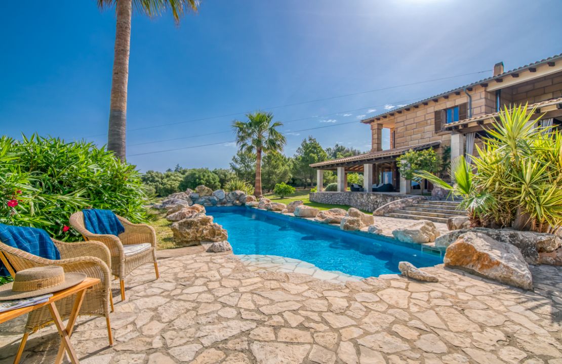 Finca in Mallorca Alcudia mit Lizenz zur Ferienvermietung, Pool und Tennisplatz zu verkaufen