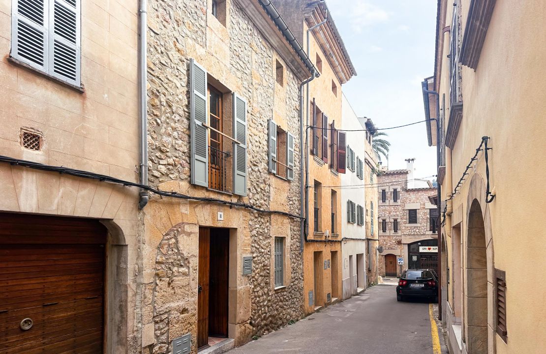 Townhouse with Holiday Rental License in the Heart of Pollensa for Sale