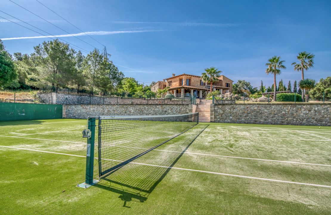 Finca in Mallorca Alcudia mit Lizenz zur Ferienvermietung, Pool und Tennisplatz zu verkaufen