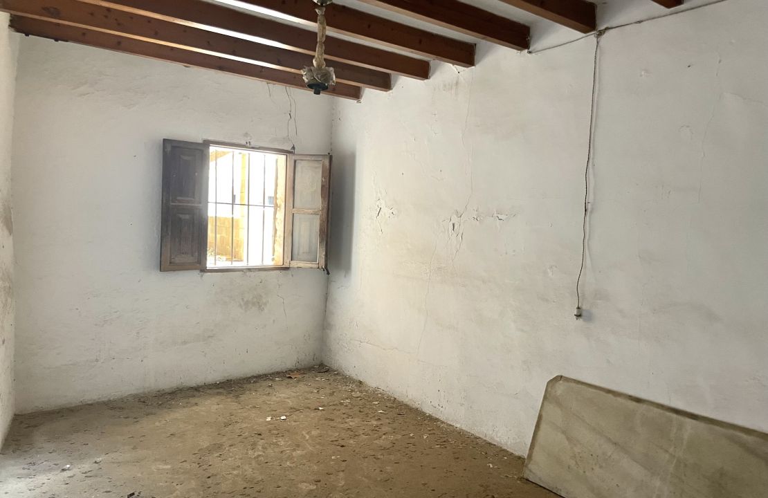 House for sale in Sa Pobla Mallorca with courtyard, terraces and garage