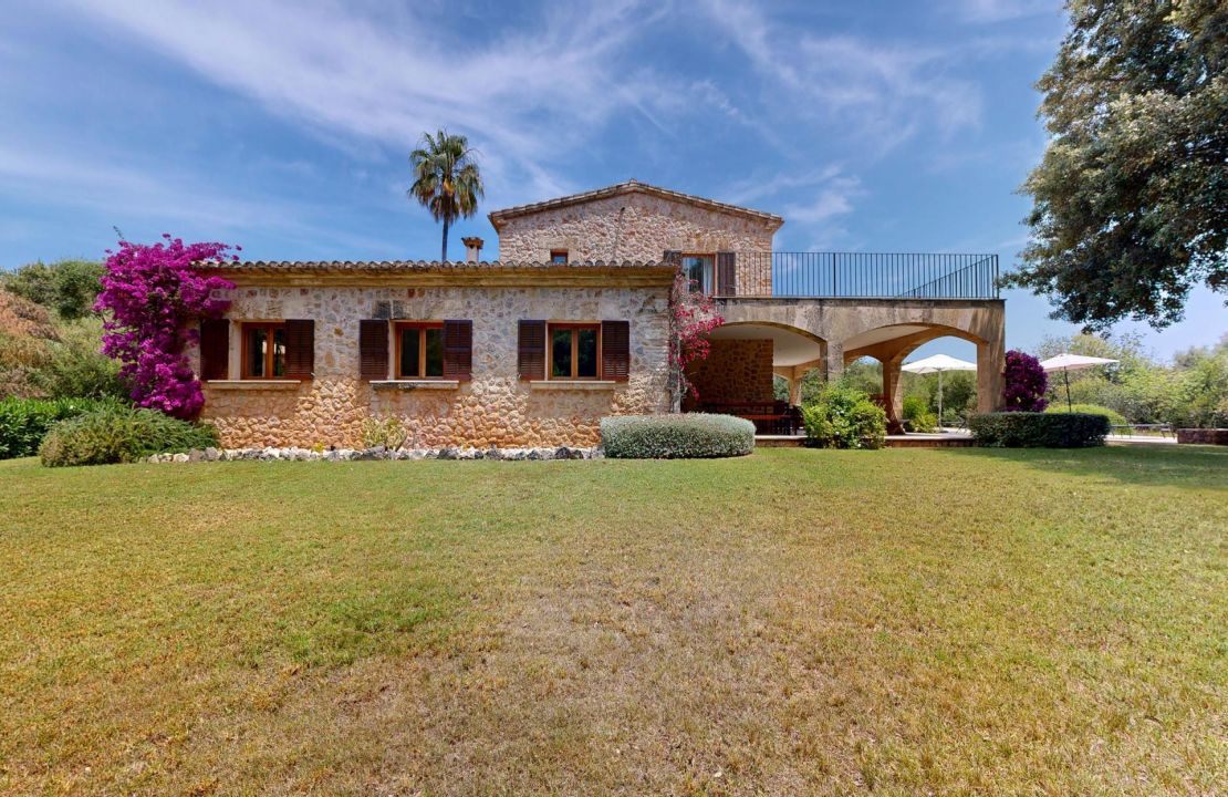 Traditional Elegance in the Countryside Near Pollensa with Holiday Rental License for 12 People for Sale