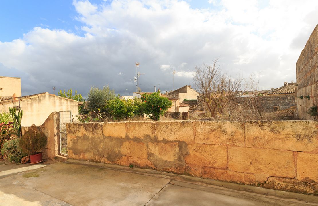Campanet casa de pueblo con jardín en venta