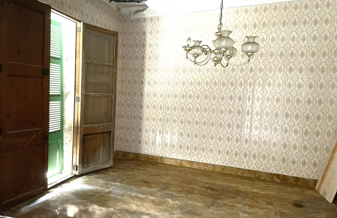 House for sale in Sa Pobla Mallorca with courtyard, terraces and garage