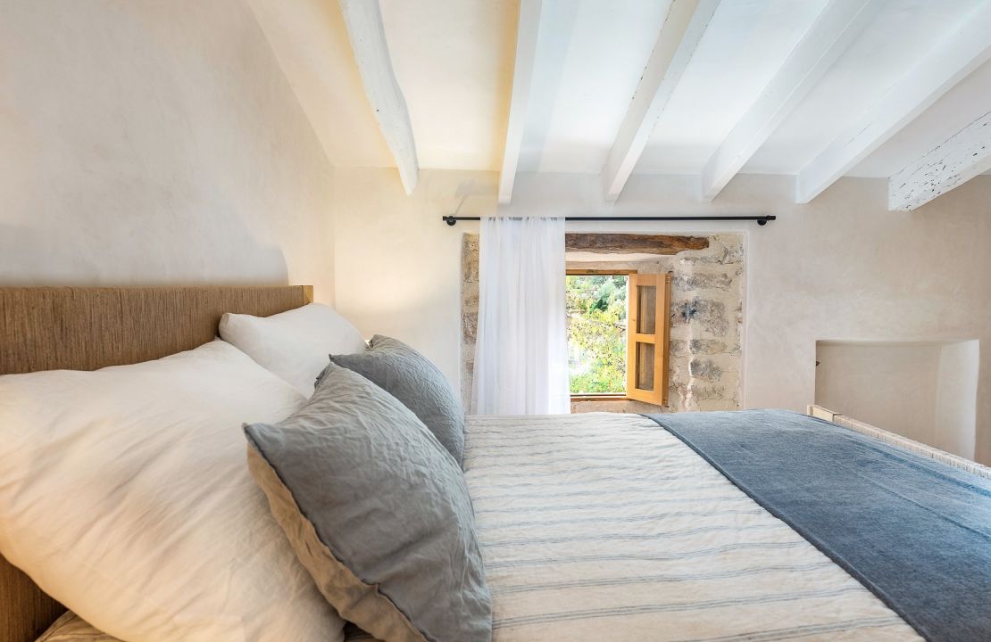 Beautifully restored townhouse with pool in Caimari