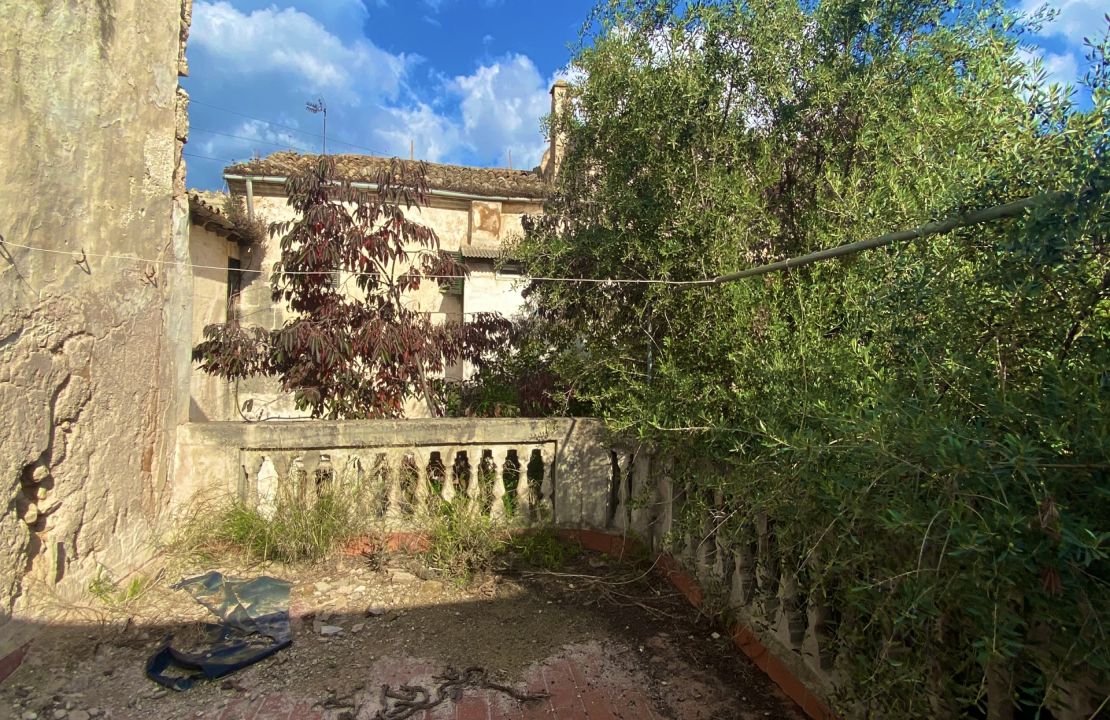 Herrschaftliches Stadthaus im historischen Zentrum von Sa Pobla zu verkaufen mit einem Geschäftshaus und zwei Wohnungen