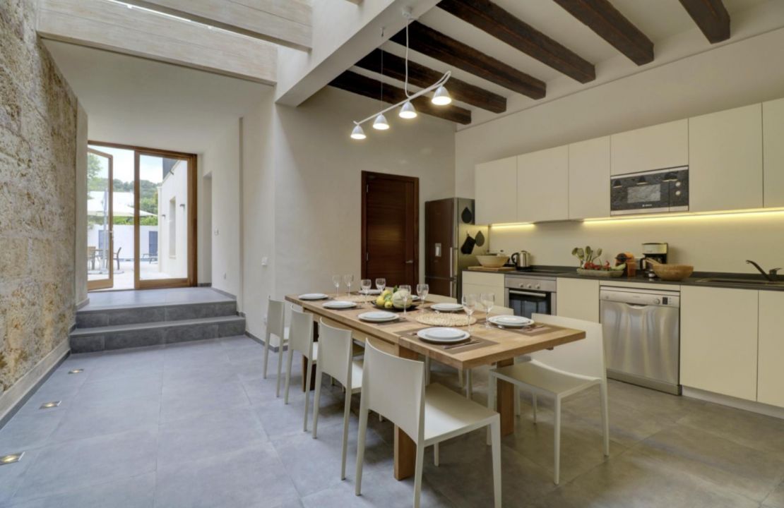 Casa de Pueblo Grande con Licencia de Alquiler y Piscina en Pollença Mallorca