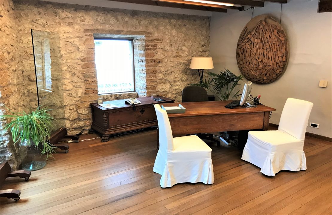 Townhouse in Puerto Pollensa with covered private parking space for sale.