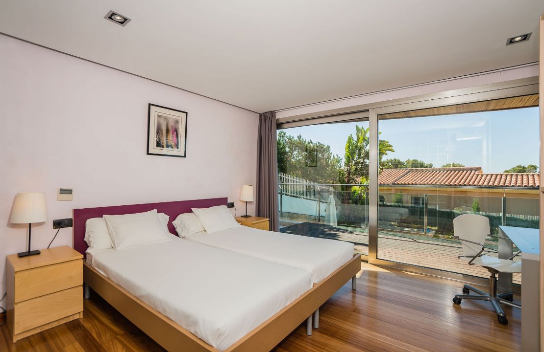 Luxus-Villa mit fantastischem Meerblick und Lizenz zur Ferienvermietung in Alcanada, Alcudia, Mallorca zu verkaufen