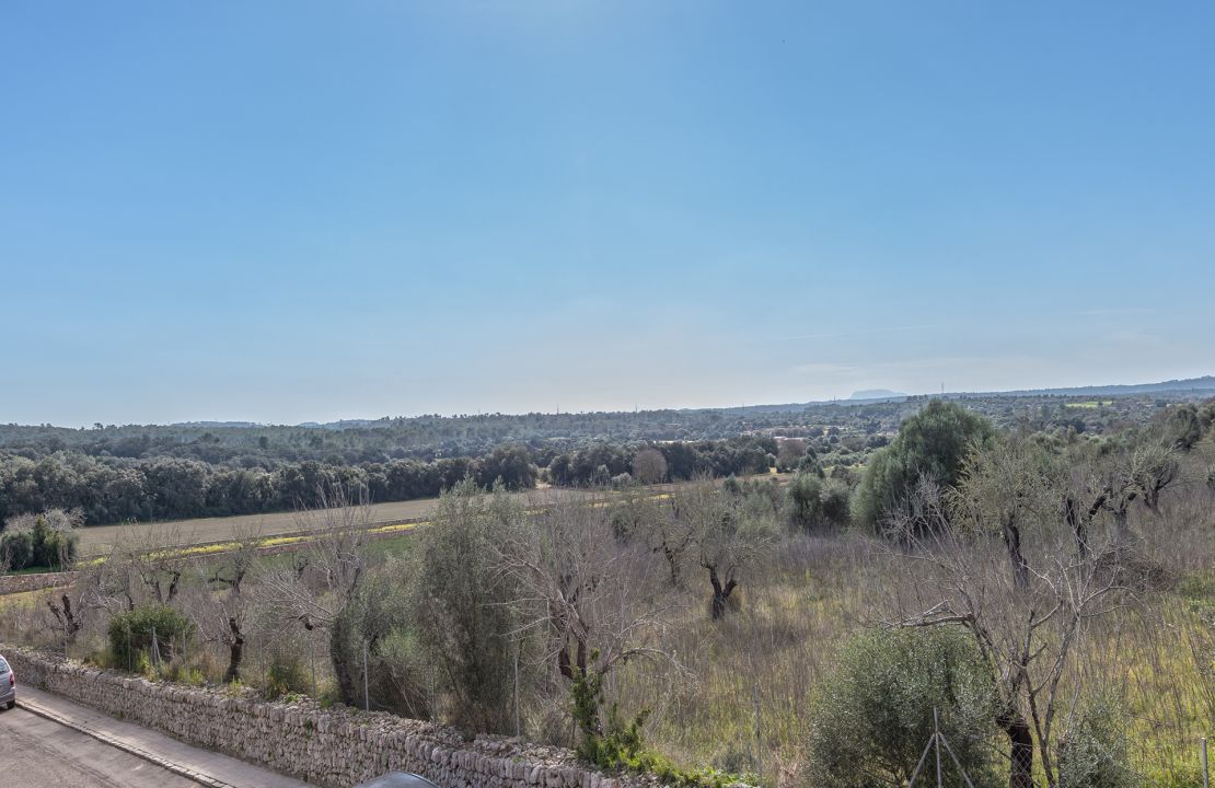 Traditional townhouse in Llubi Mallorca with a great garden and many possibilities