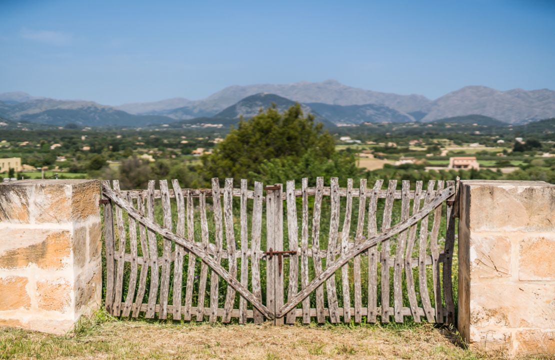 Finca in Mallorca Alcudia mit Lizenz zur Ferienvermietung, Pool und Tennisplatz zu verkaufen