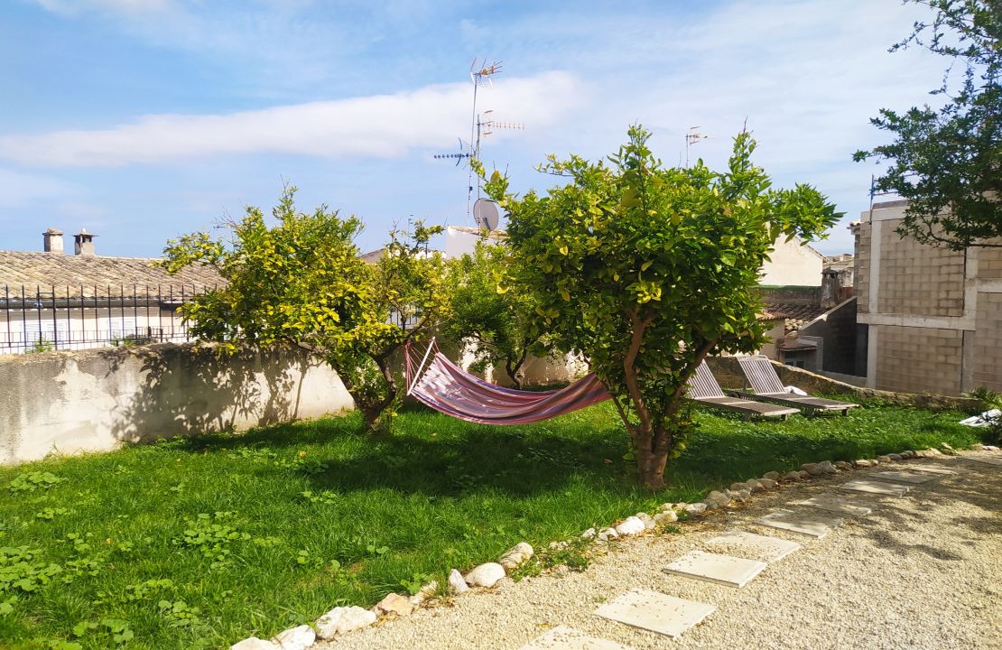 Campanet casa de pueblo con jardín en venta