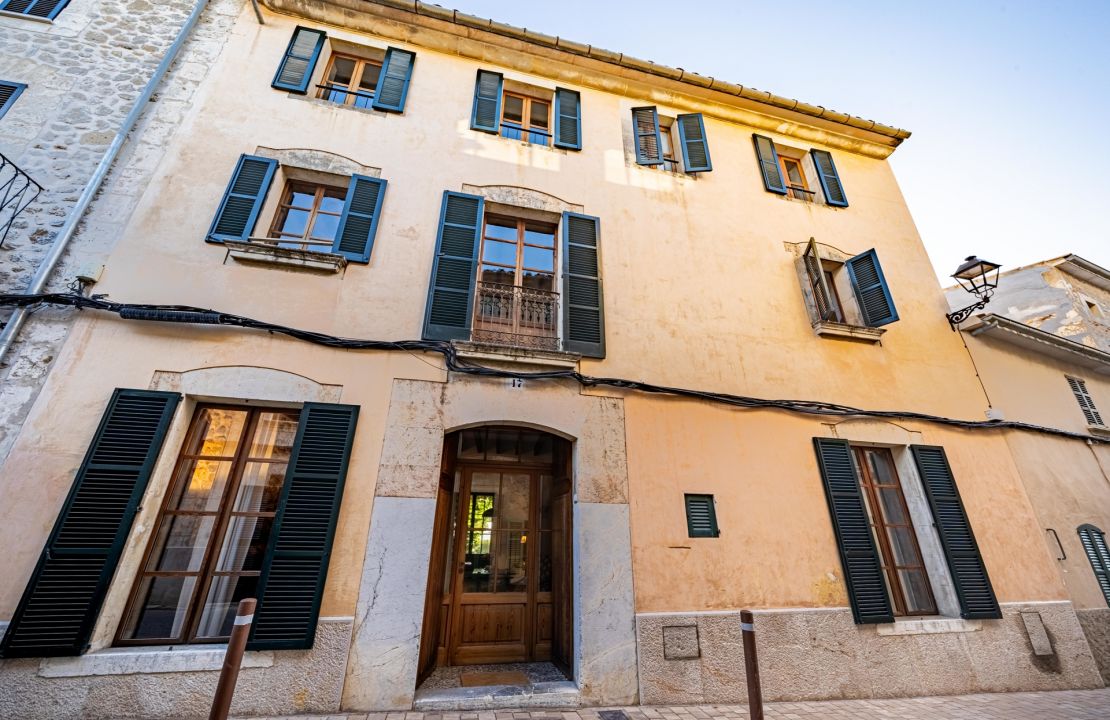 Manor house in Campanet, Mallorca with pool and garden with views