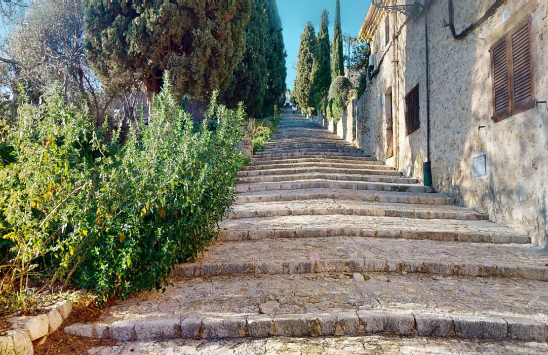 Casa mallorquina para renovar situada en las escaleras del Calvari de Pollensa en venta