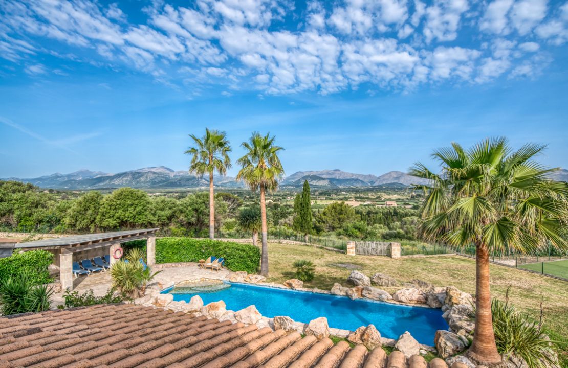 Finca in Mallorca Alcudia mit Lizenz zur Ferienvermietung, Pool und Tennisplatz zu verkaufen