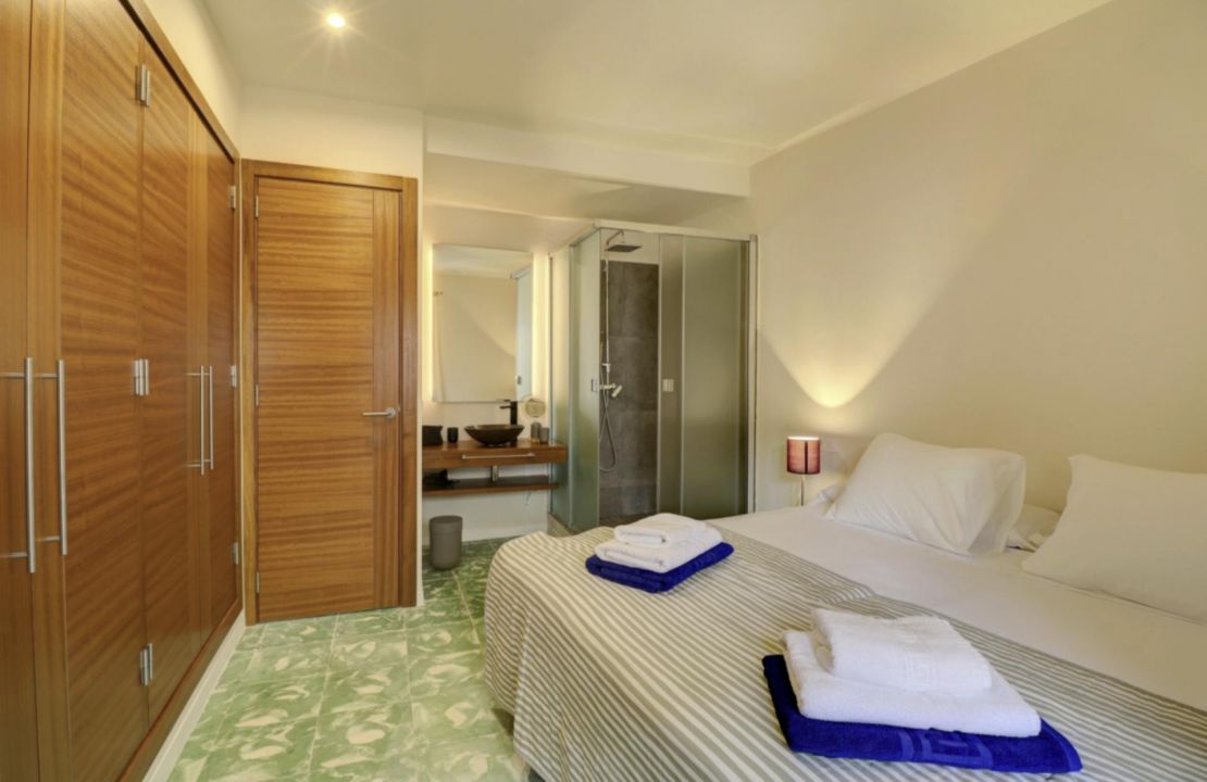 Casa de Pueblo Grande con Licencia de Alquiler y Piscina en Pollença Mallorca