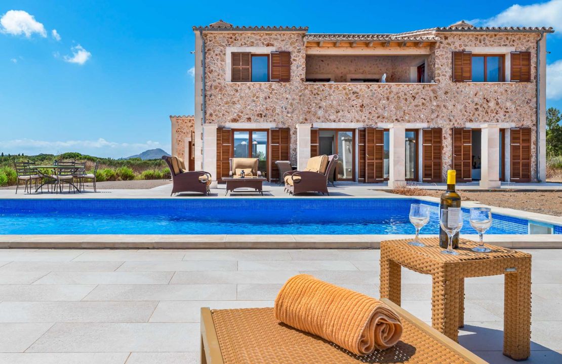 Country house in Pollensa Mallorca with pool and garage for sale