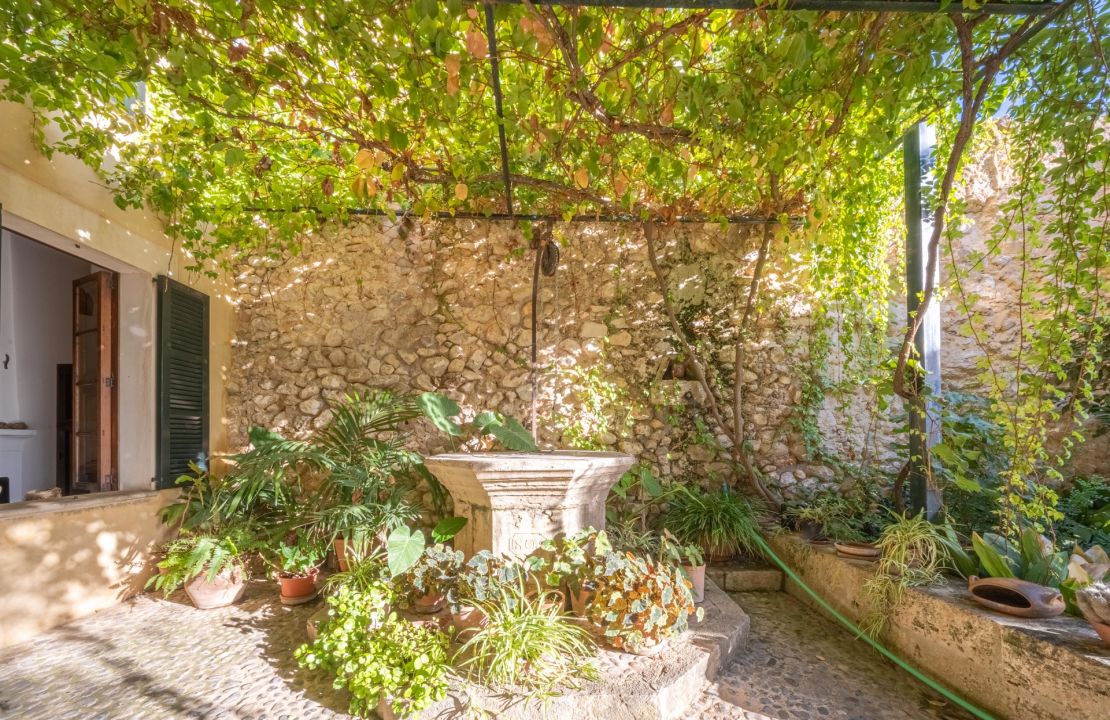 Manor house in Campanet, Mallorca with pool and garden with views